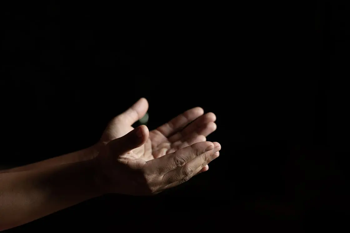 hands-women-who-raise-their-hands